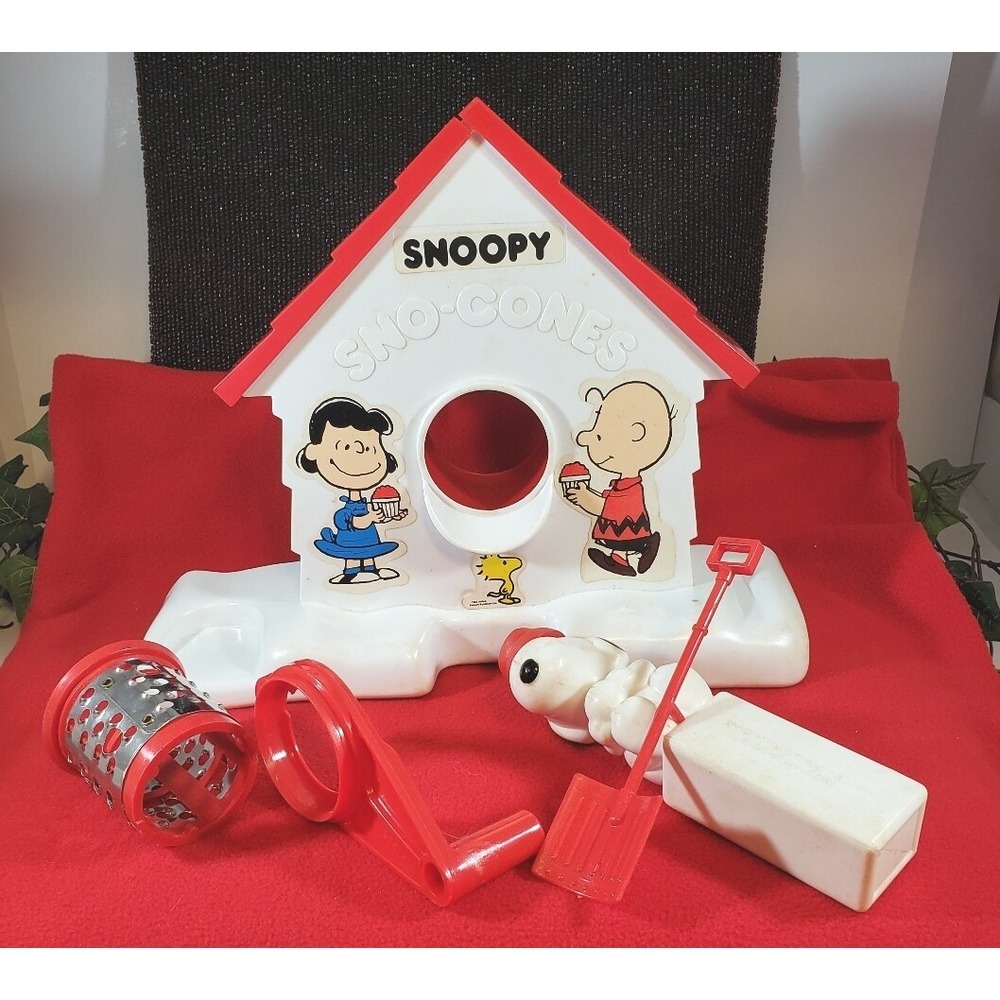 VINTAGE Snoopy Sno-cone machine by HASBRO Charlie Brown, Lucy, and Snoopy